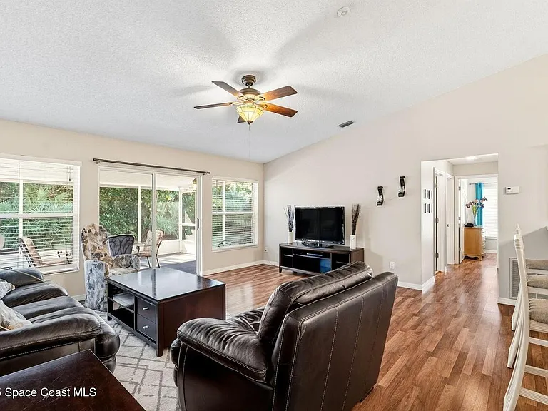1015 Homewood Ave — Photo 4