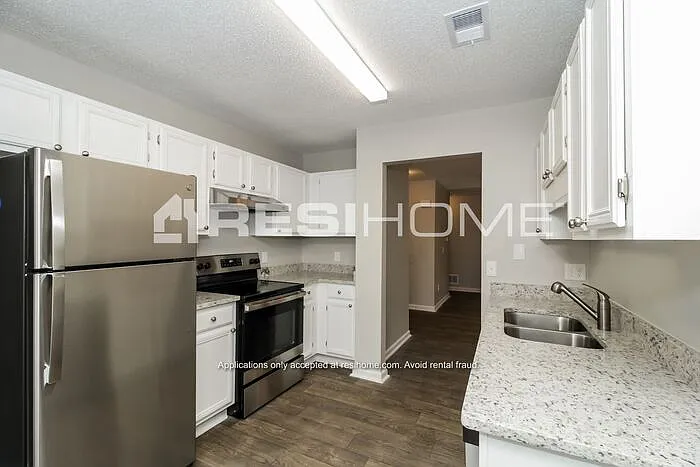 3 bed, 2.0 bath, 1477 sqft, $2,045 — Photo 4