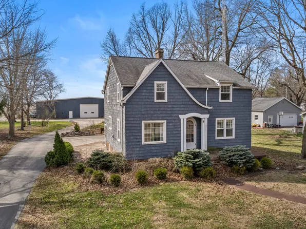 403 E 3rd St, Brocton, IL 61917