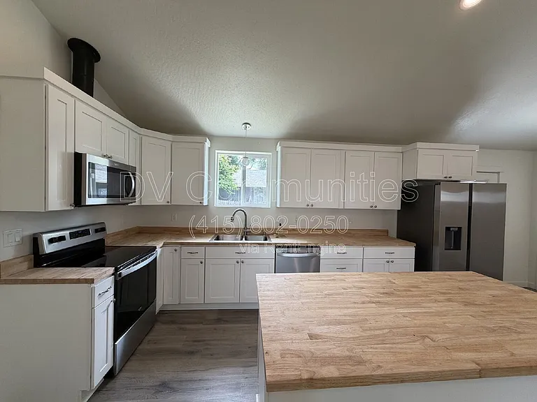 1246 Hughes St — Photo 7