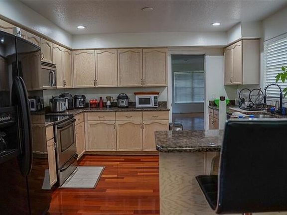 4th image of 2437 Glenview Dr