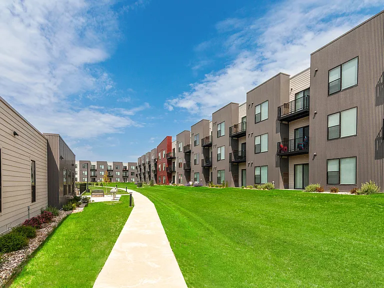 Courtyard at cobblestone Park — Photo 52