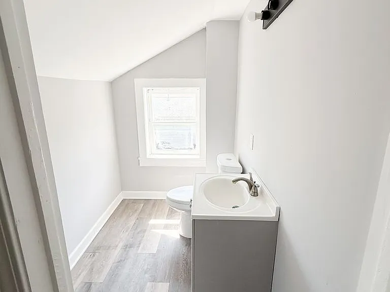 2555 Hord Ave — Photo 7