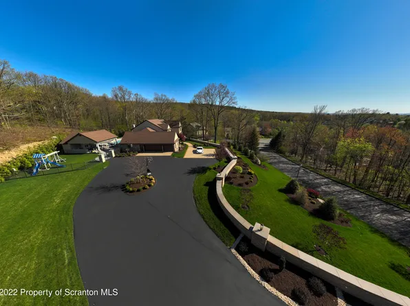 129 Glenmaura Dr, Moosic, PA 18507