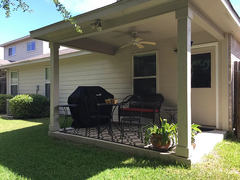 Covered patio with ceiling fan