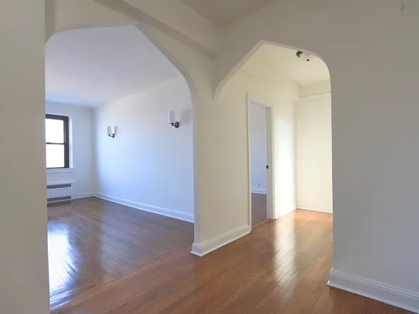 130 Bayridge Parkway image 1 of 13