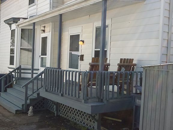 entry to side porch