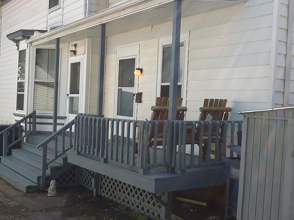 entry to side porch