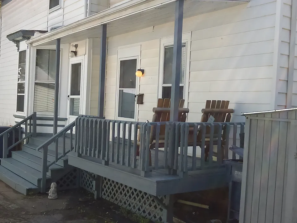 entry to side porch
