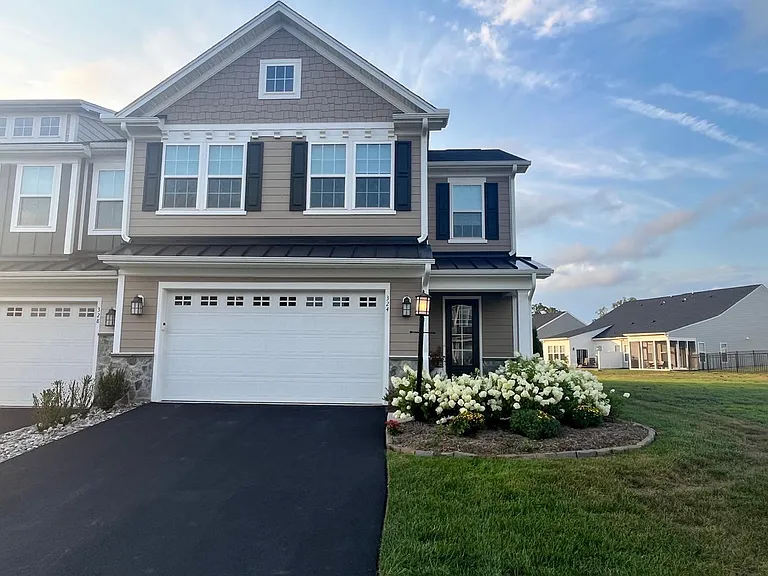 324 Bayberry Ln — Photo 1