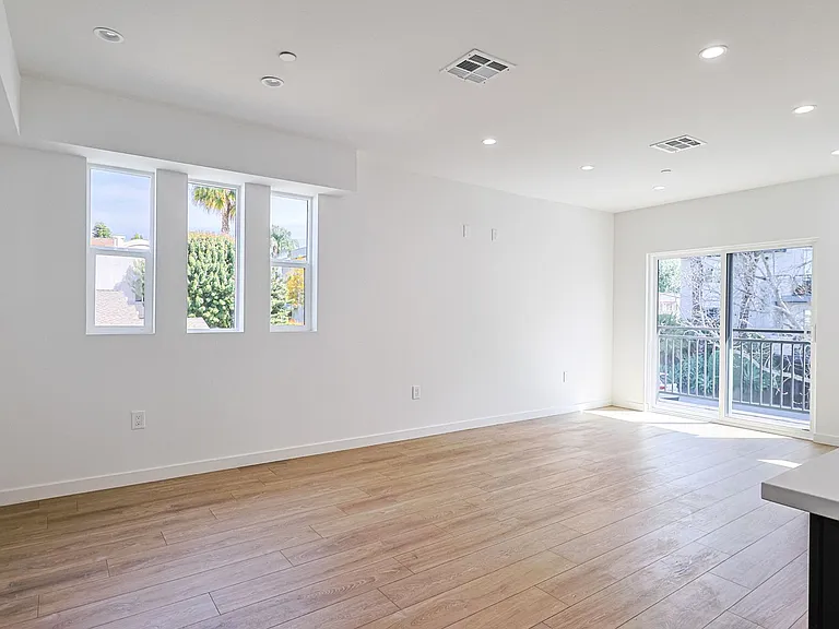 1227 N June St — Photo 21