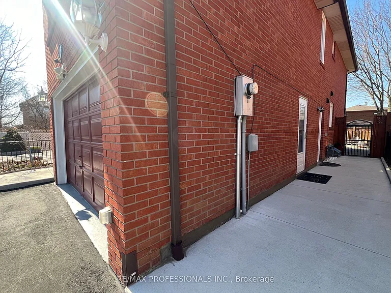 94 Bremen Ln #BASEMENT — Photo 4
