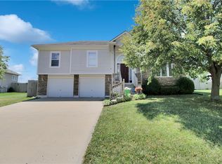 1203 SW 8th St, Oak Grove, MO 64075