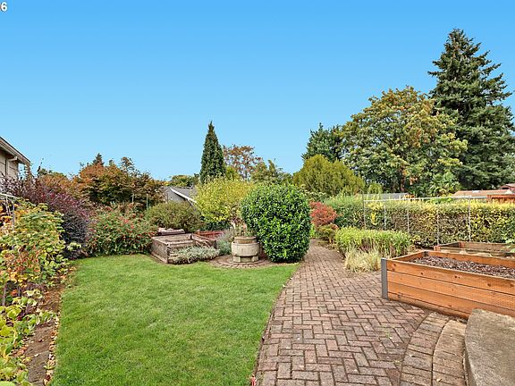 4th image of 4297 NE Laurelhurst Pl
