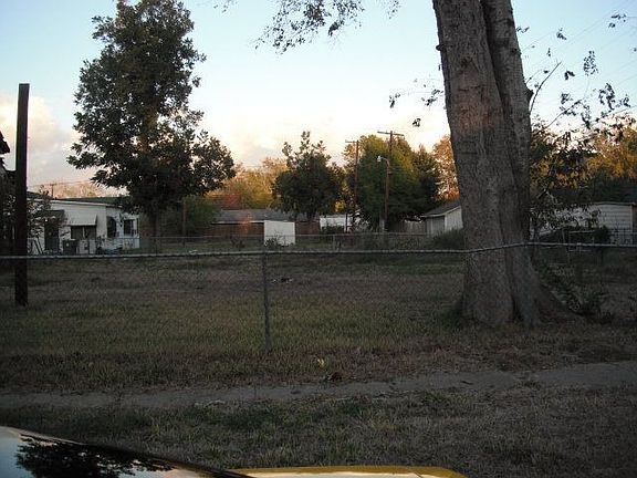 5th image of 609 Persimmon Ave