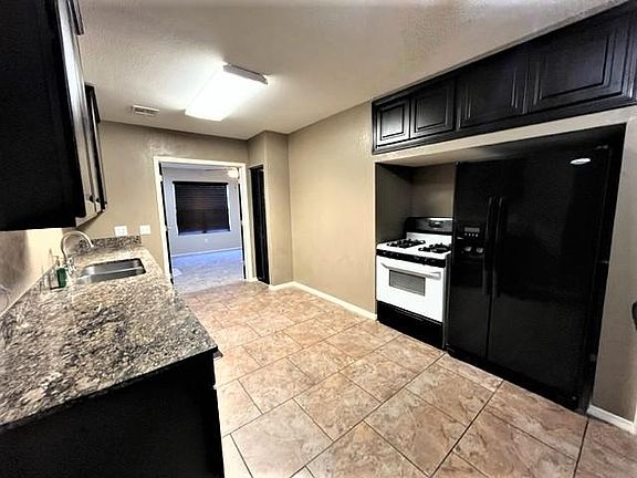 4th image of 826 SW 26th St