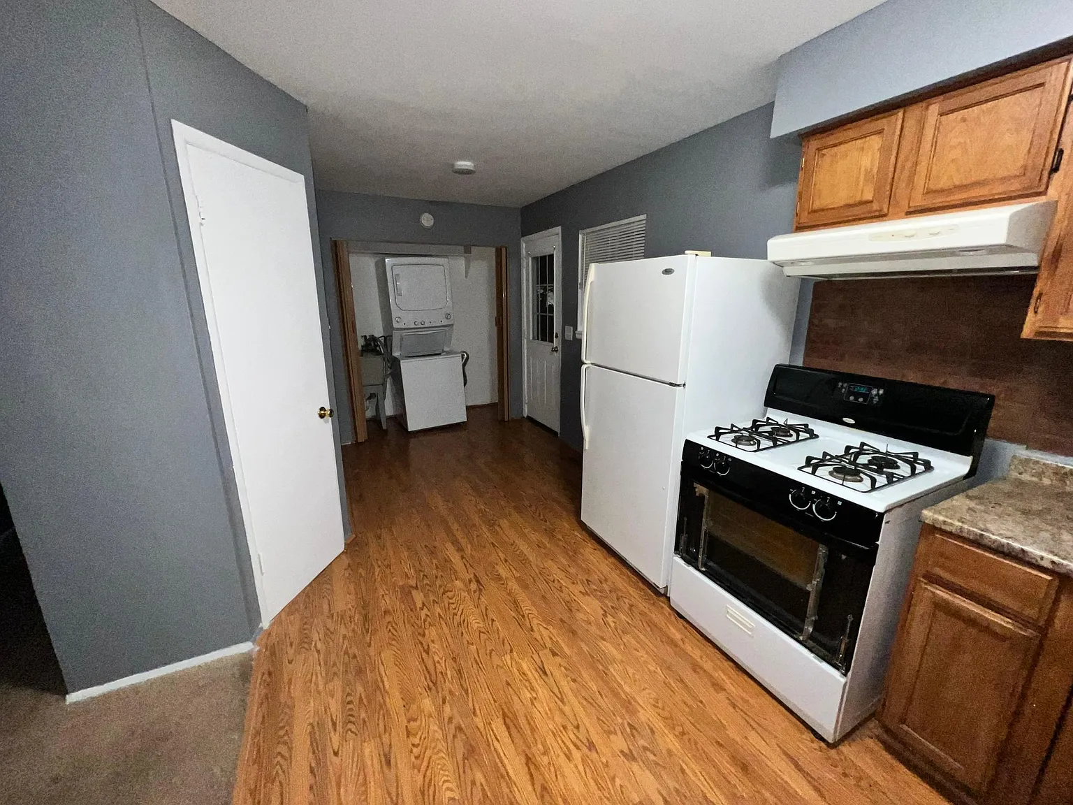 3 bed, 912 sqft, $1,800 — Photo 2