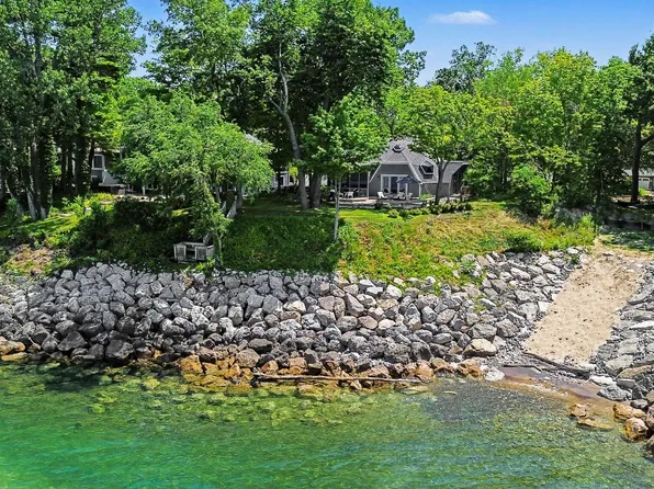 5924 Dunham Ln, Stevensville, MI 49127