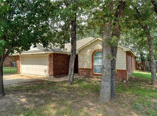 537 Harbor Crest Rd, Azle, TX 76020
