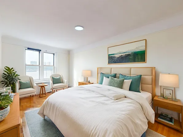 156-08 Riverside Drive West image 3 of 9