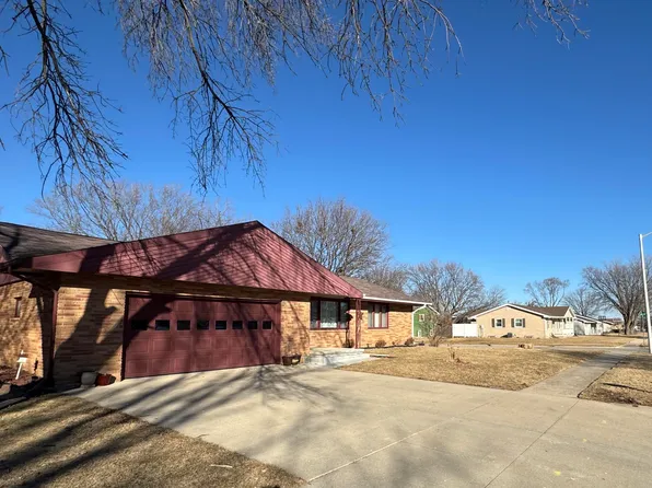 909 E 8th St, Storm Lake, IA 50588