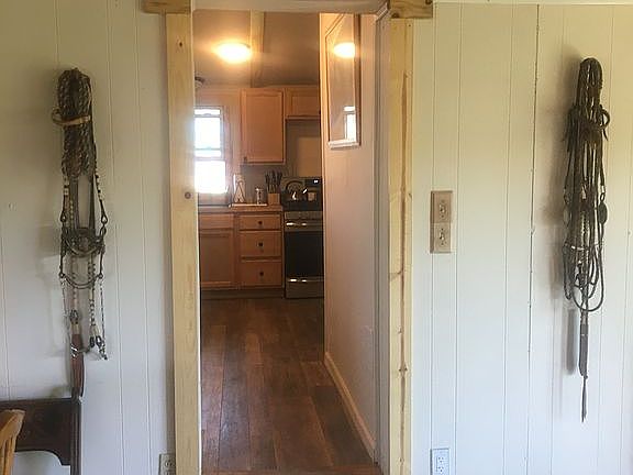 Doorway to kitchen from dini