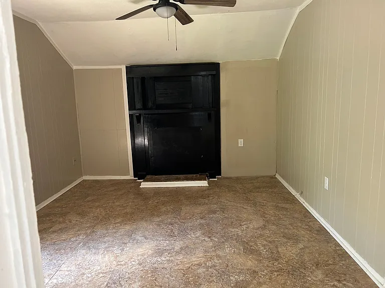 824 Combs St — Photo 11