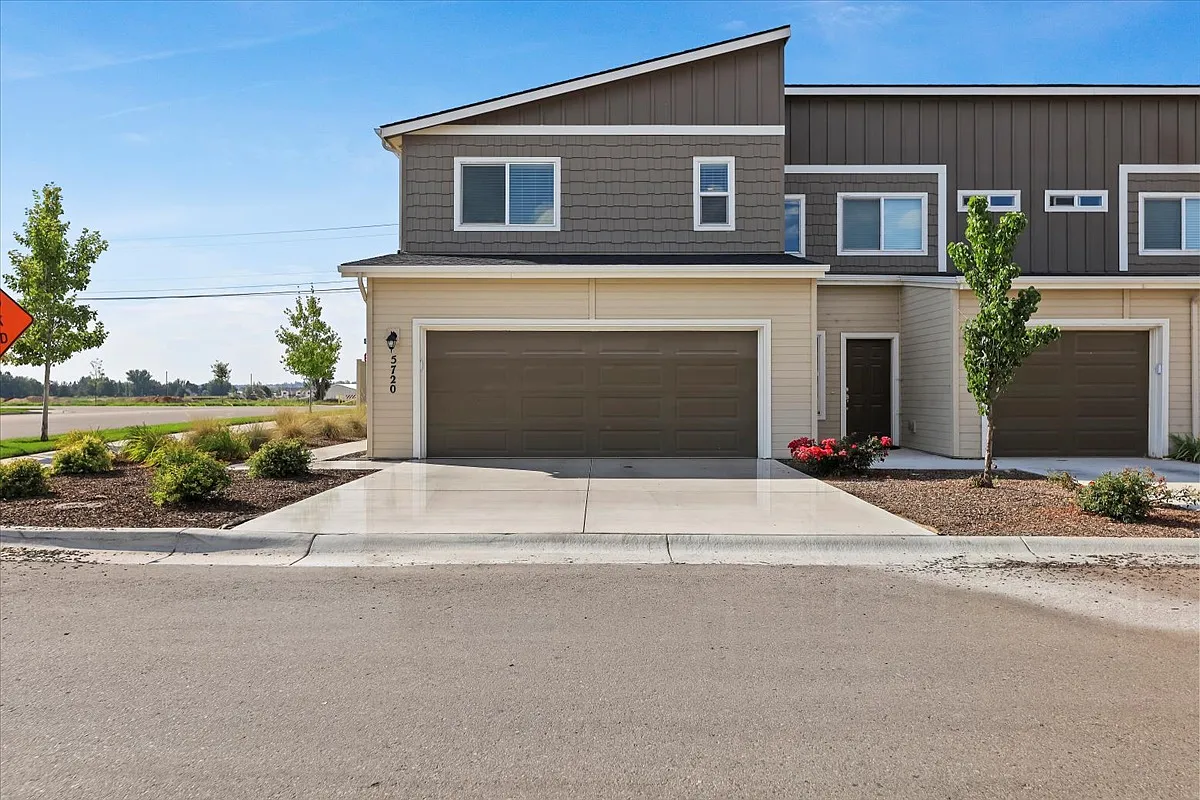 3 bed, 2.5 bath, 1360 sqft, $2,000 — Photo 1