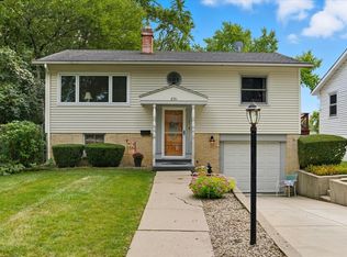 851 Glenview Ave, Mundelein, IL 60060