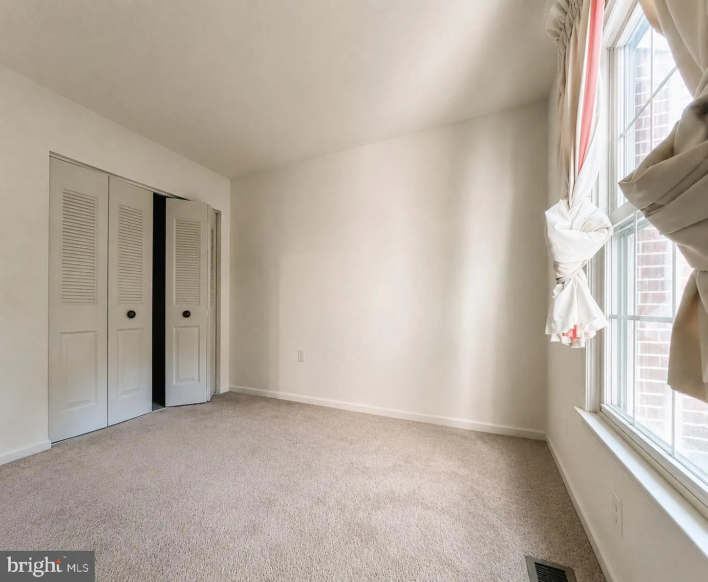 3 bed, 3.5 bath, 2058 sqft, $3,500 — Photo 2