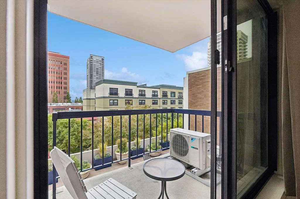Royal Crest - 2 bedrooms — Photo 1