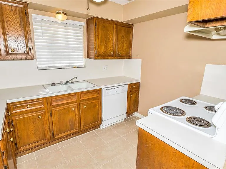 7500 W Loop S Fwy #D — Photo 4
