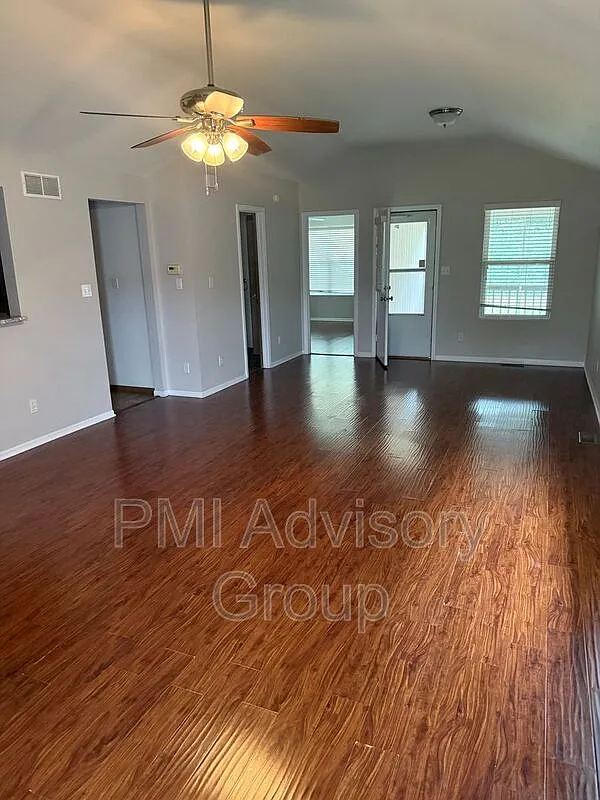 3 bed, 2.0 bath, 1677 sqft, $1,795 — Photo 2