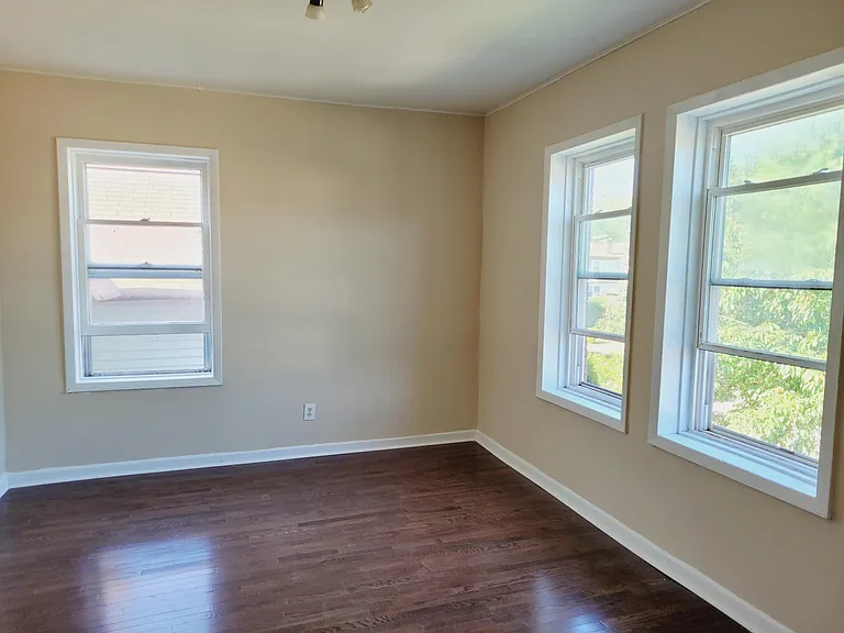 1810 Darrow Ave — Photo 6