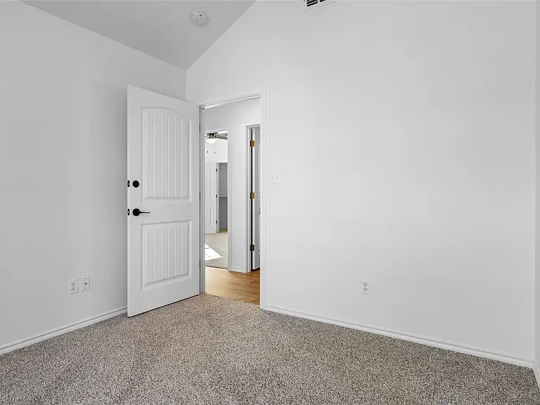 906 Roseanne Dr — Photo 3