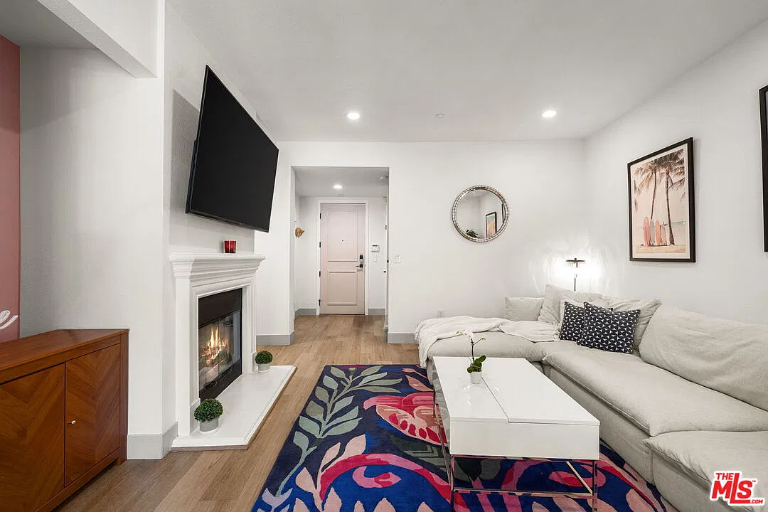 2 bed, 3.0 bath, 1670 sqft, $6,200 — Photo 3