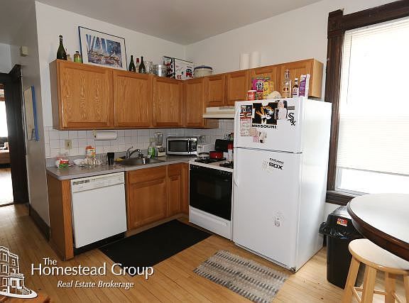 2nd image of 1441 W Oakdale Ave #2F