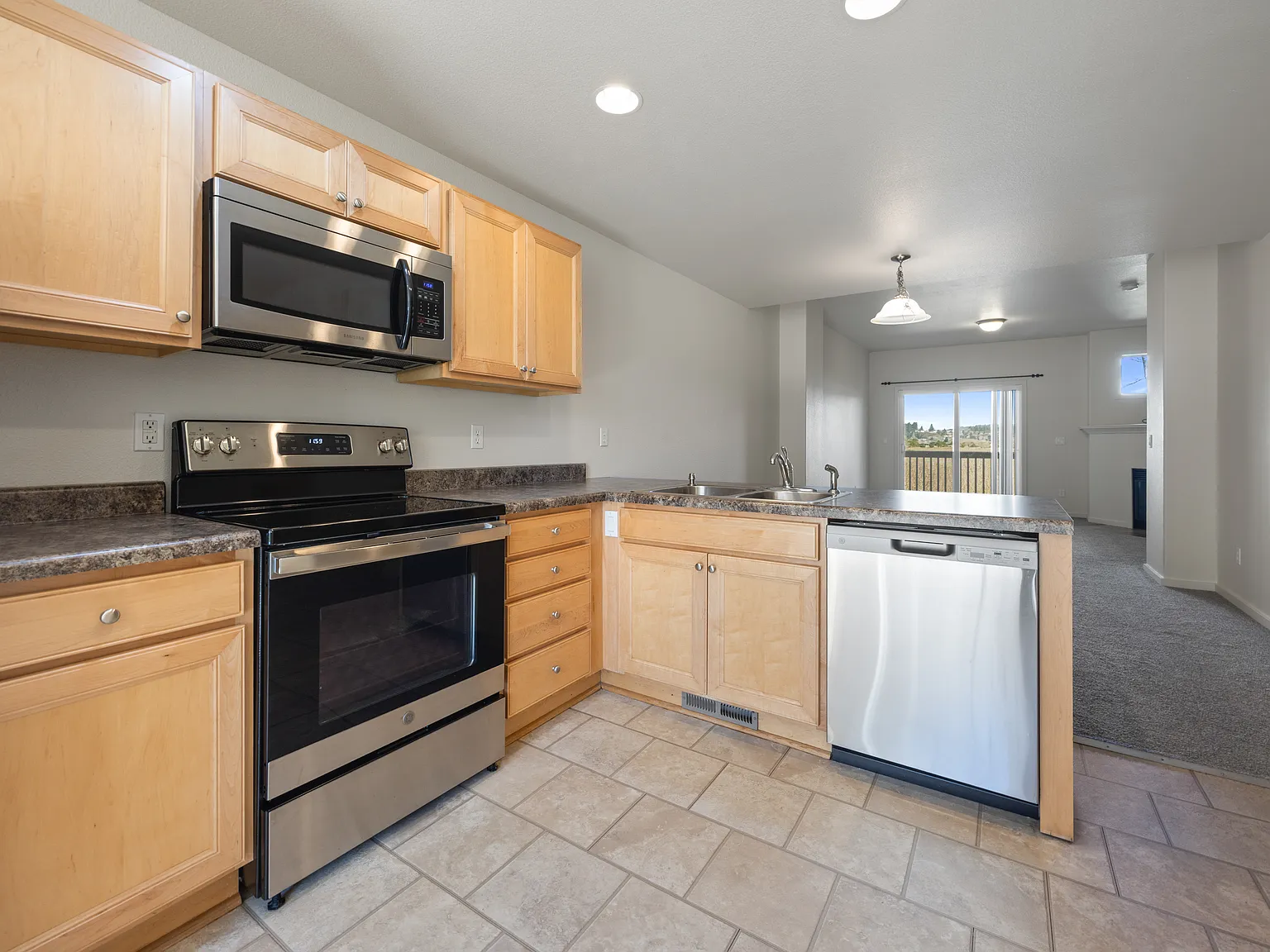 2 bed, 2.5 bath, 1802 sqft, $2,250 — Photo 2