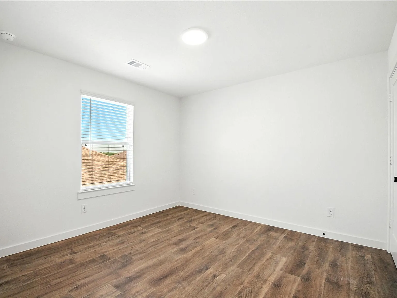 3 bed, 2.5 bath, 1596 sqft, $1,958 — Photo 3