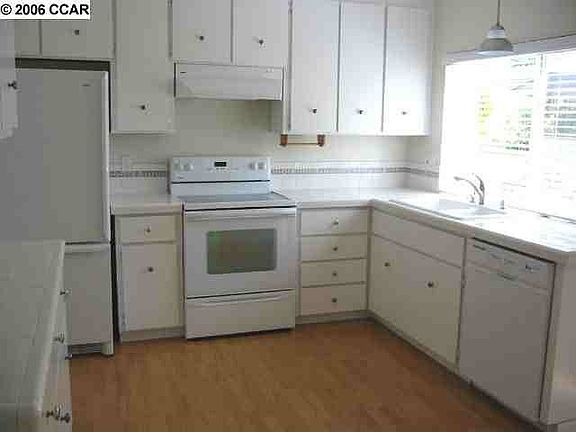 Large kitchen w/eat in area