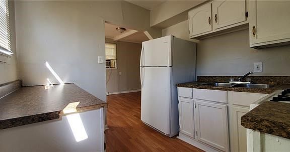 4th image of 4340 Elmwood Ave