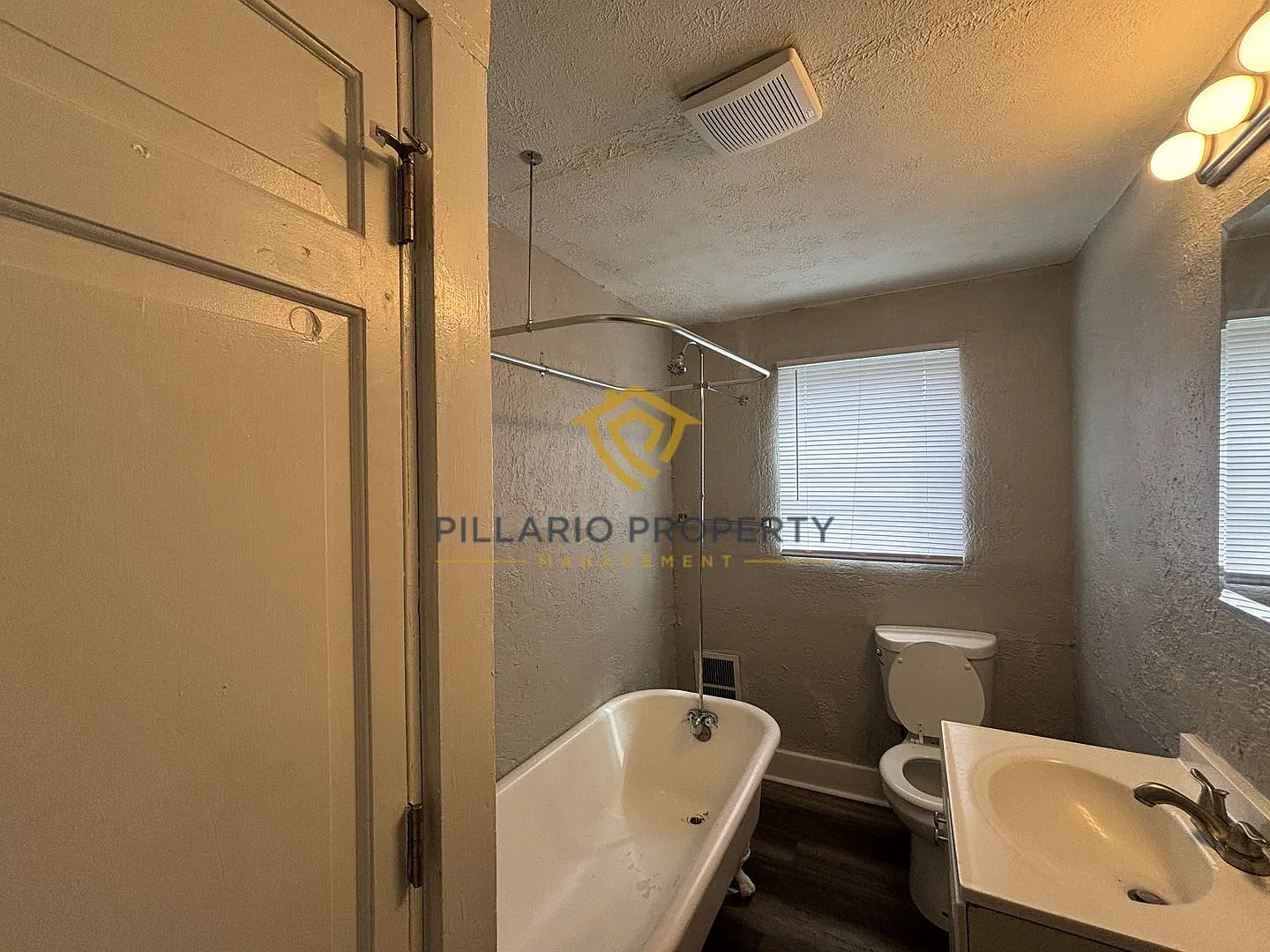 $250 Off Move In Costs! Near Downtown 1 Bedroom, 1 Bathroom, Upstairs Unit Available Now! — Photo 4