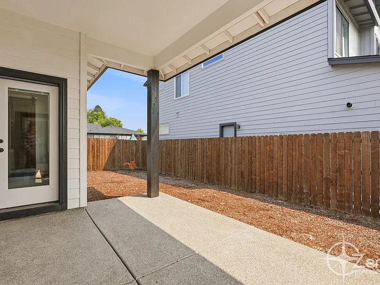 2225 NE 82nd St — Photo 34