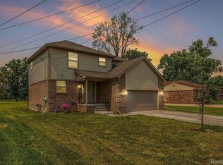 32615 Robeson St, Saint Clair Shores, MI