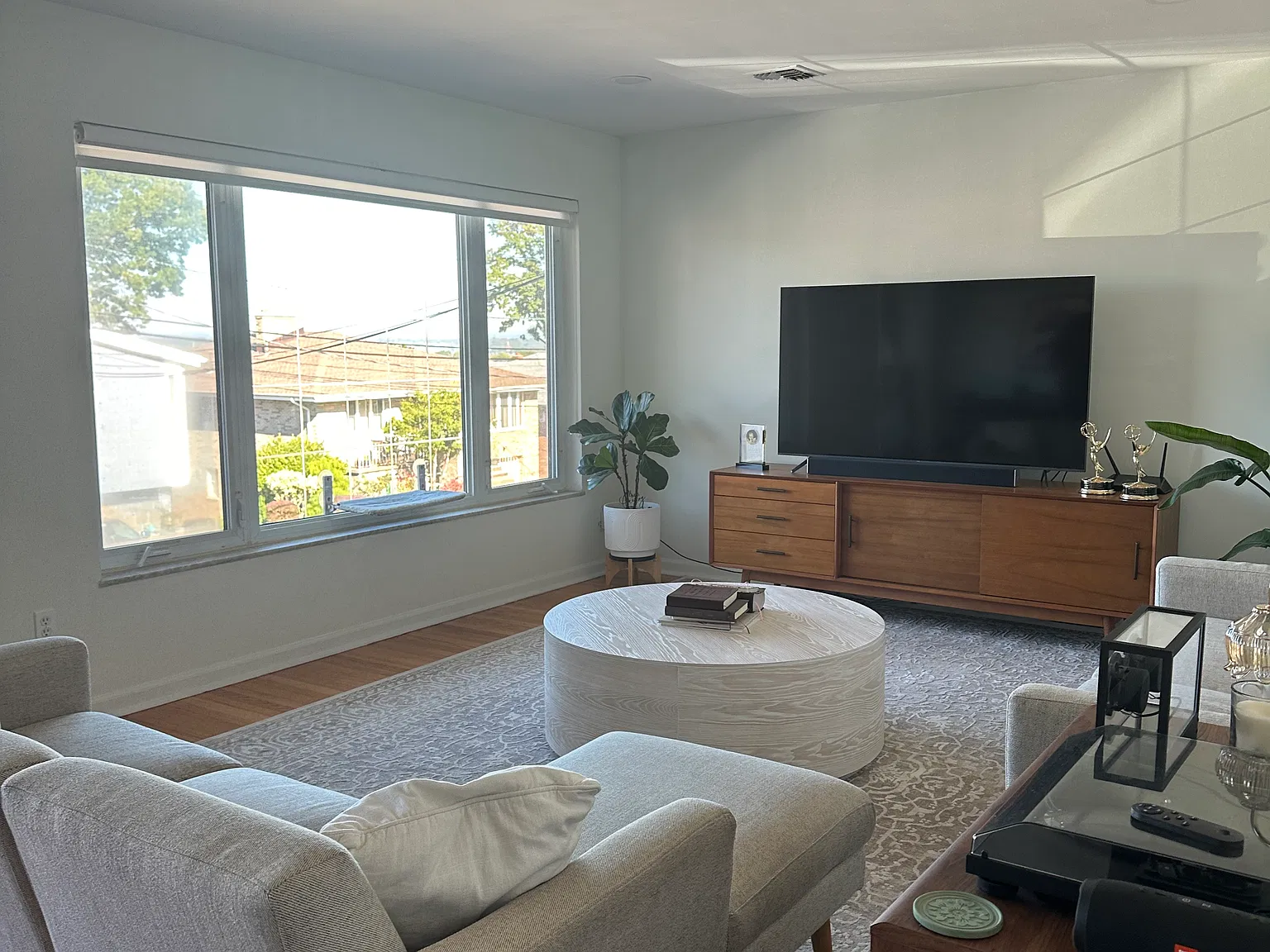 4 bed, 2100 sqft, $5,950 — Photo 2