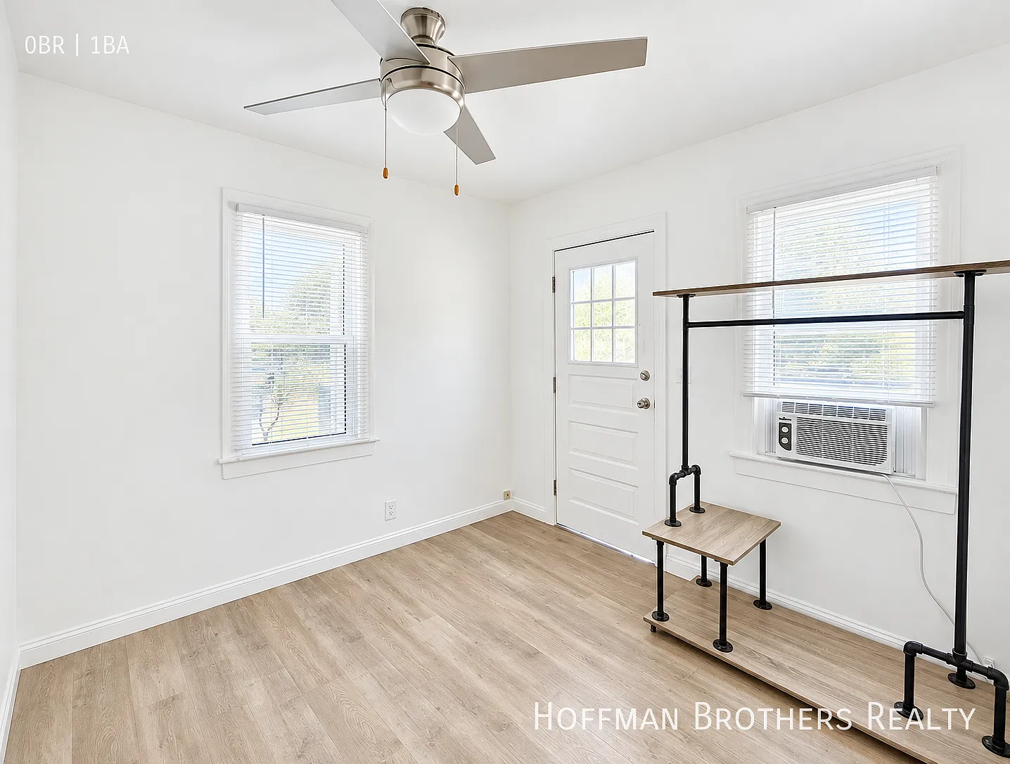 Cozy Venice Studio With Wall A/C, Hardwood Floors & On-Site Laundry!! — Photo 4