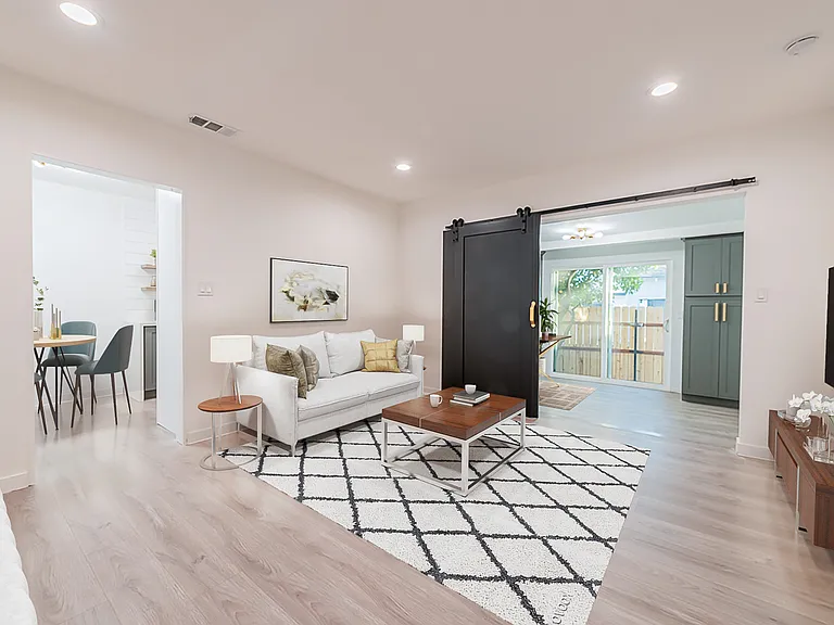 11340 Emelita St — Photo 3