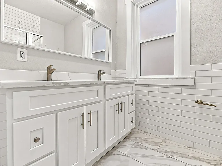 2124 E 17th Ave #5 — Photo 5