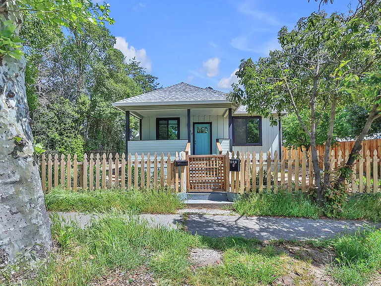 207 D St — Photo 1