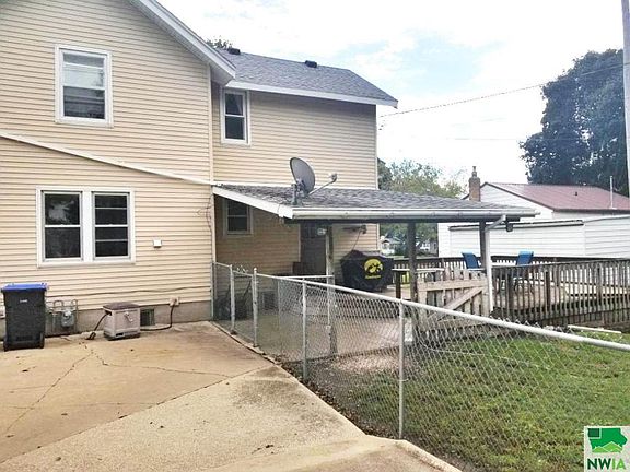 4th image of 204 Superior St